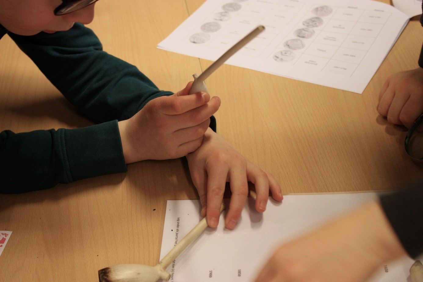 Kinderen onderzoeken archeologisch materiaal met het educatief programma van ArcheoHotspots