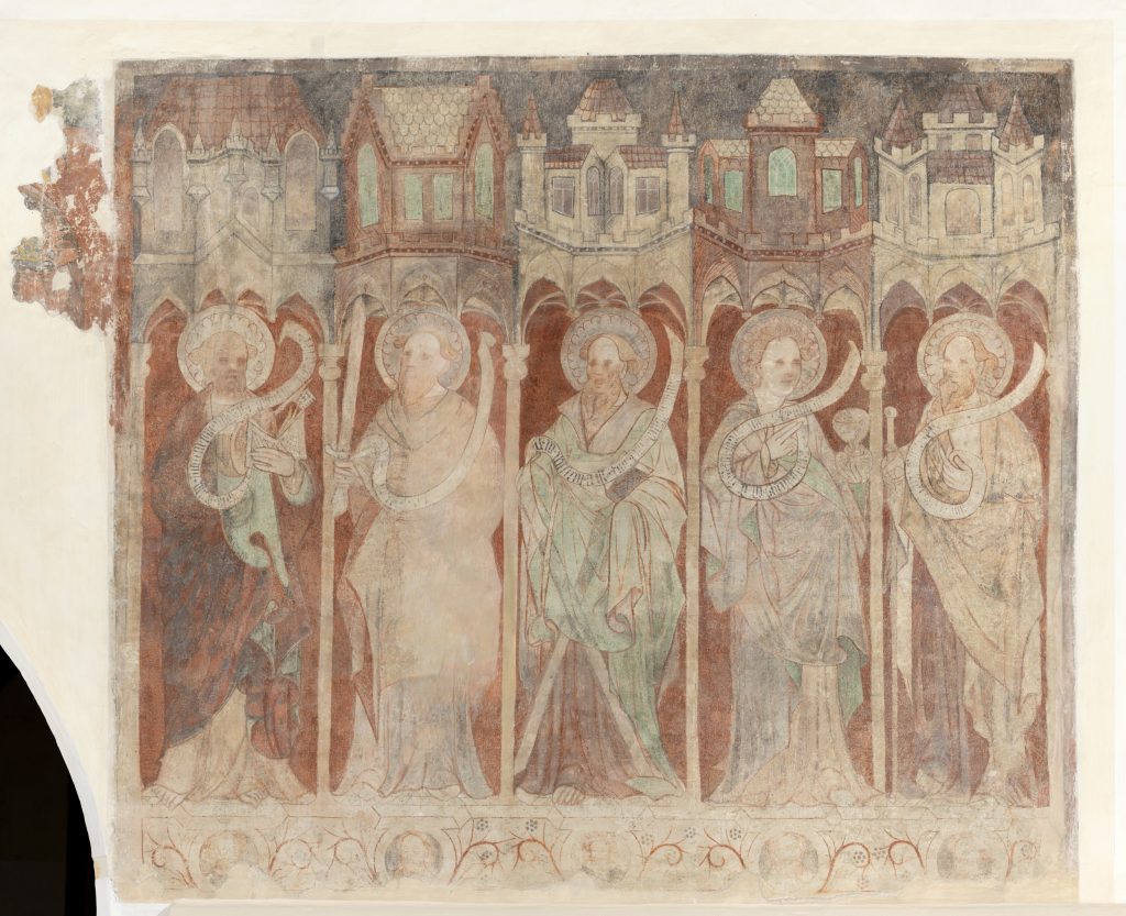 Deel van de wandschilderingen in het koor van de Hengelose Remigiuskerk. 5 apostelen zijn hier afgebeeld.