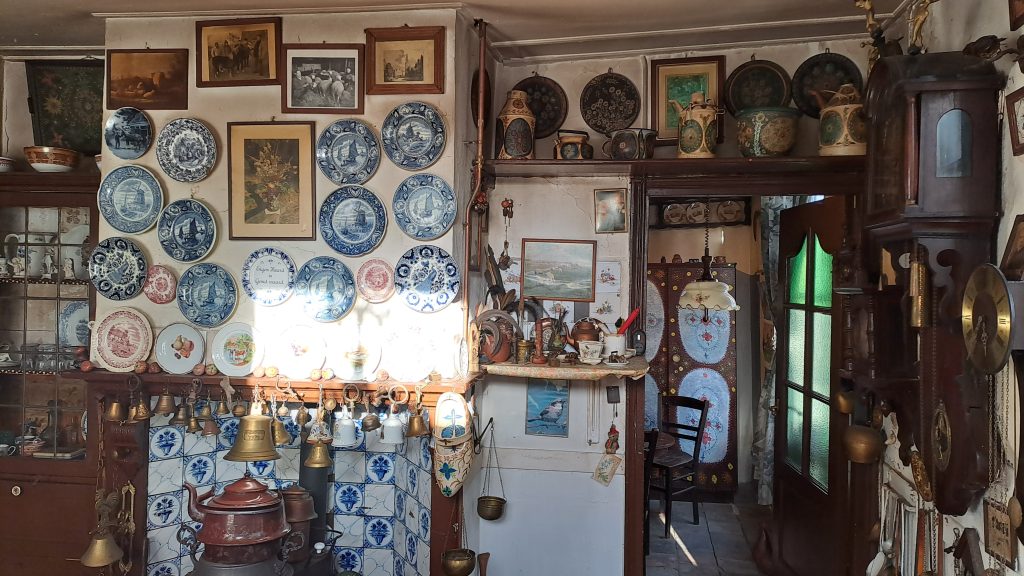 Collectie in Museum Boer Kip. Foto Kim Kok.