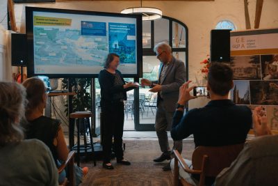Overhandiging van het rapport aan Peter Drenth.
